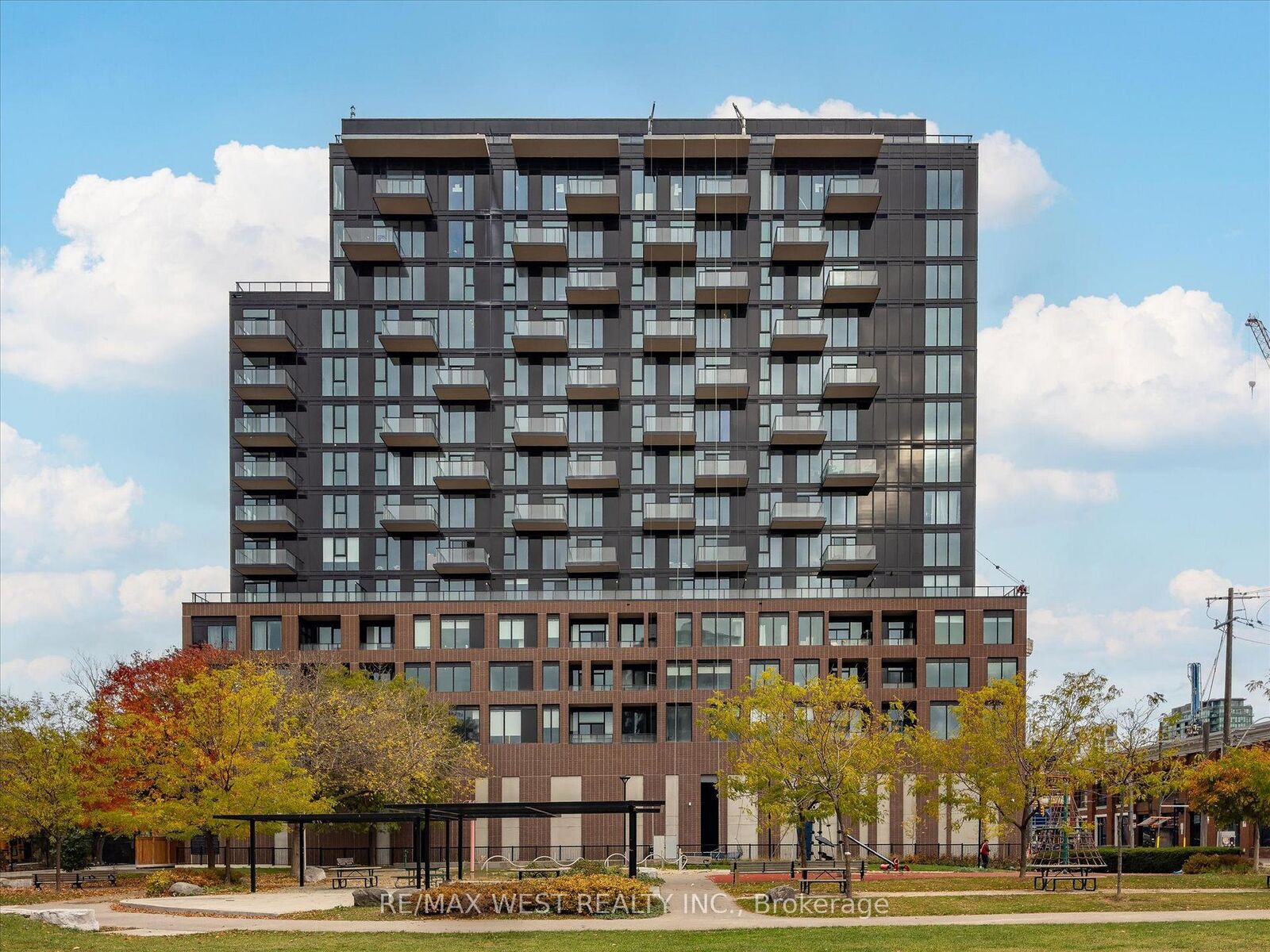 Property Photo: 270 Dufferin Street 819 ON M6K 0H8