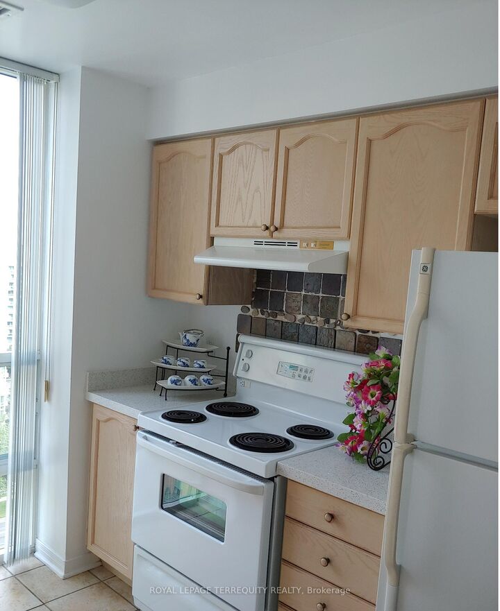 Property Photo: 28 Olive Avenue Ph09 ON M2N 7E6