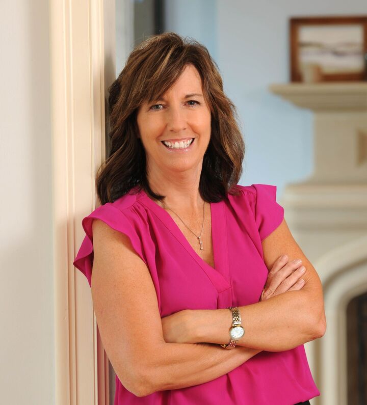 Connie Machel,  in Hurricane, Central