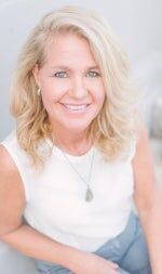 Anna Renard,  in Palm City, Move With Us