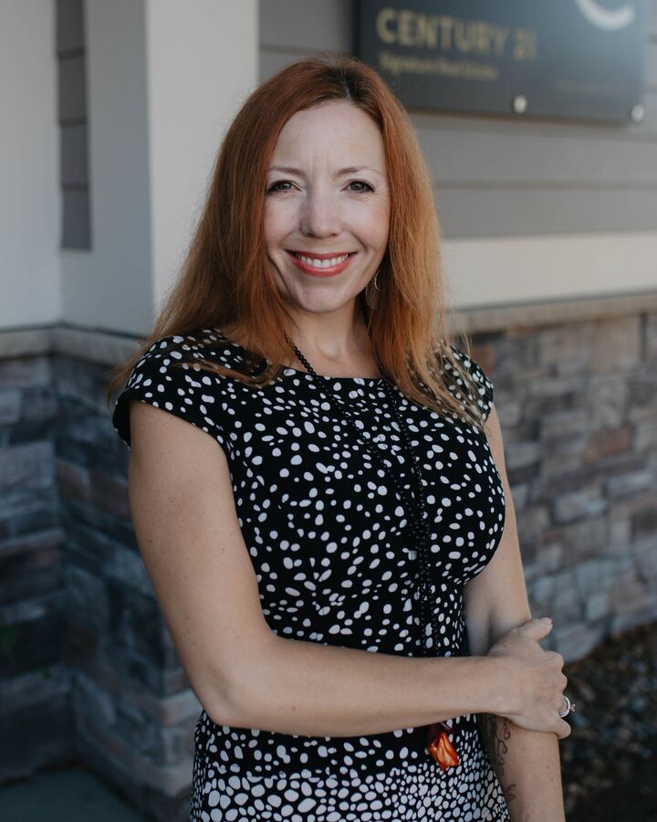Julie Young, Real Estate Salesperson in Urbandale, Signature Real Estate