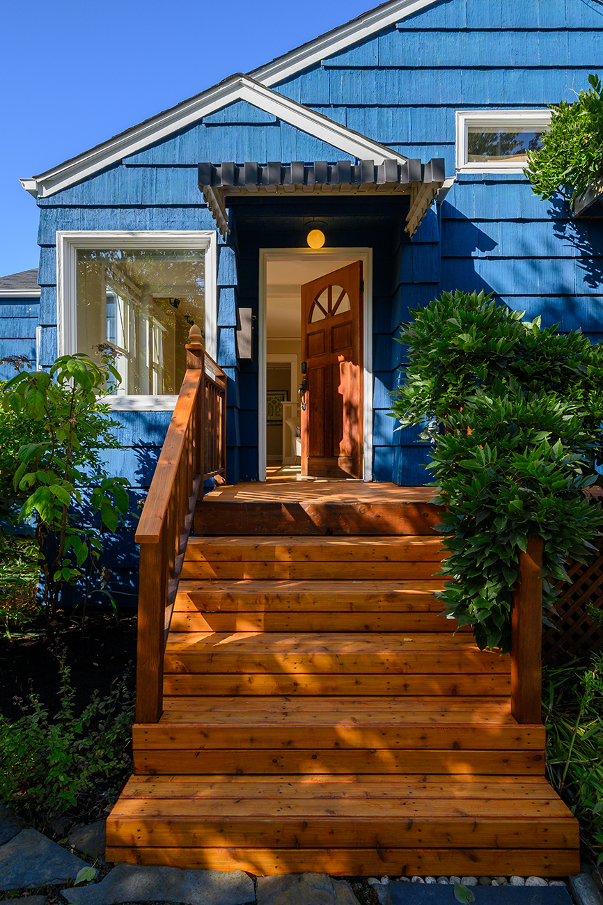 Property Photo: Front Porch 302 Garfield St  WA 98109 
