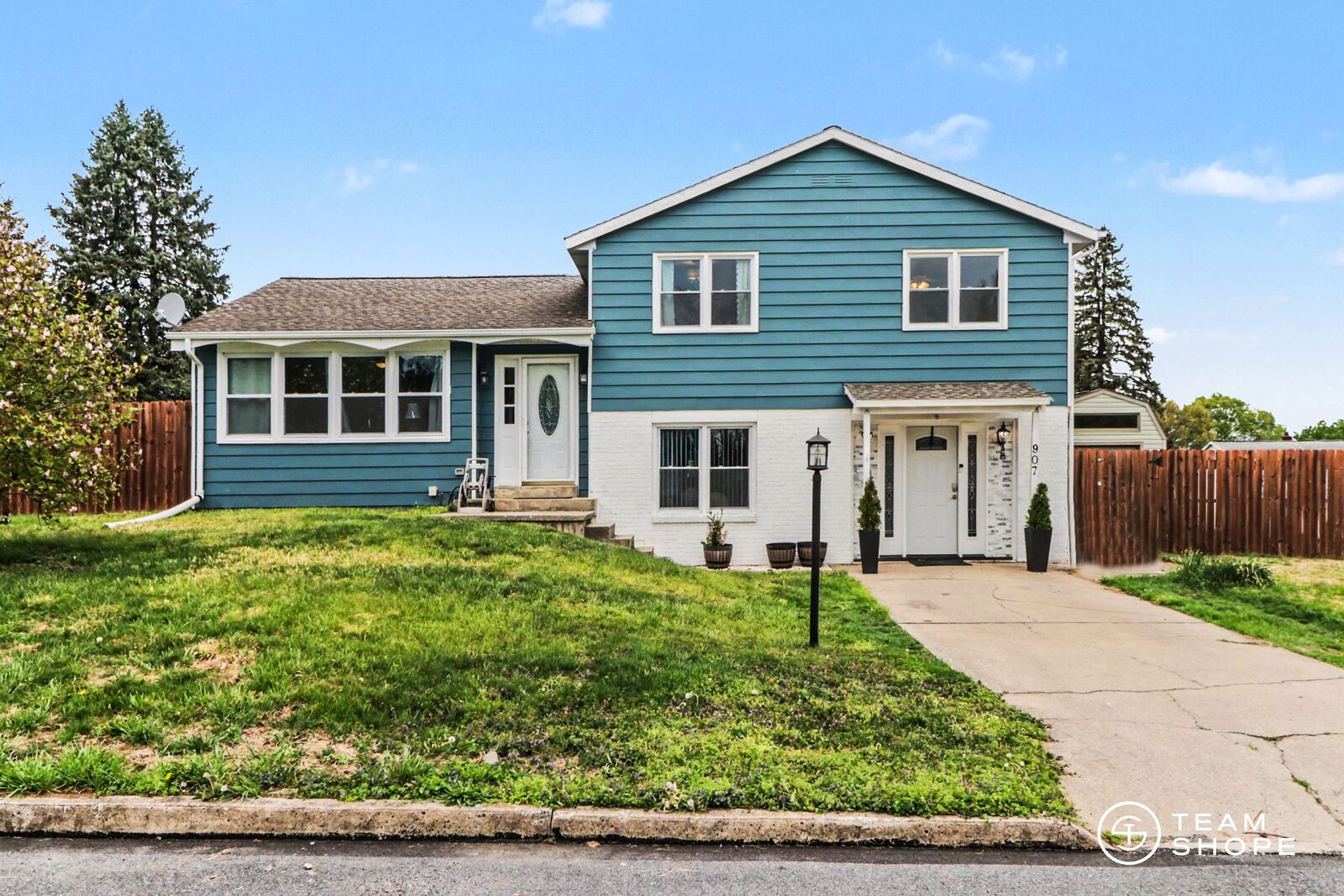 Property Photo:  907 Oak Lane  PA 17046 