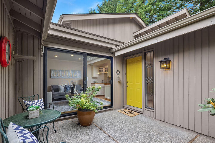 Property Photo:  118  143rd Place NE 21B  WA 98007 