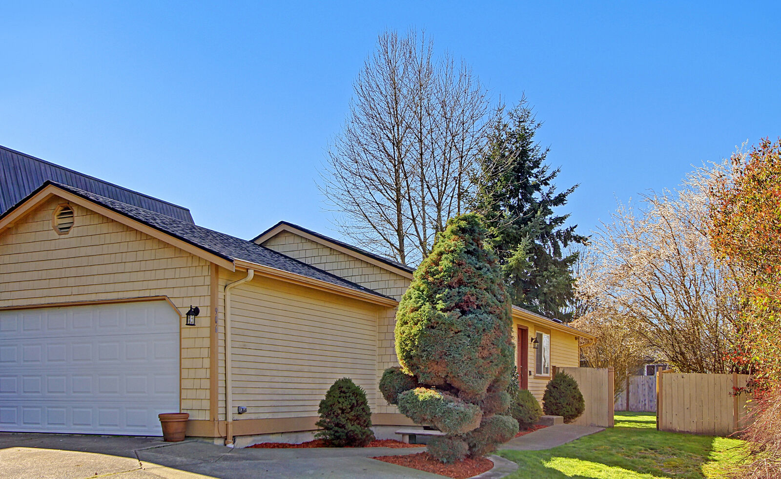 Property Photo: 906 Frontier Circle W WA 98258