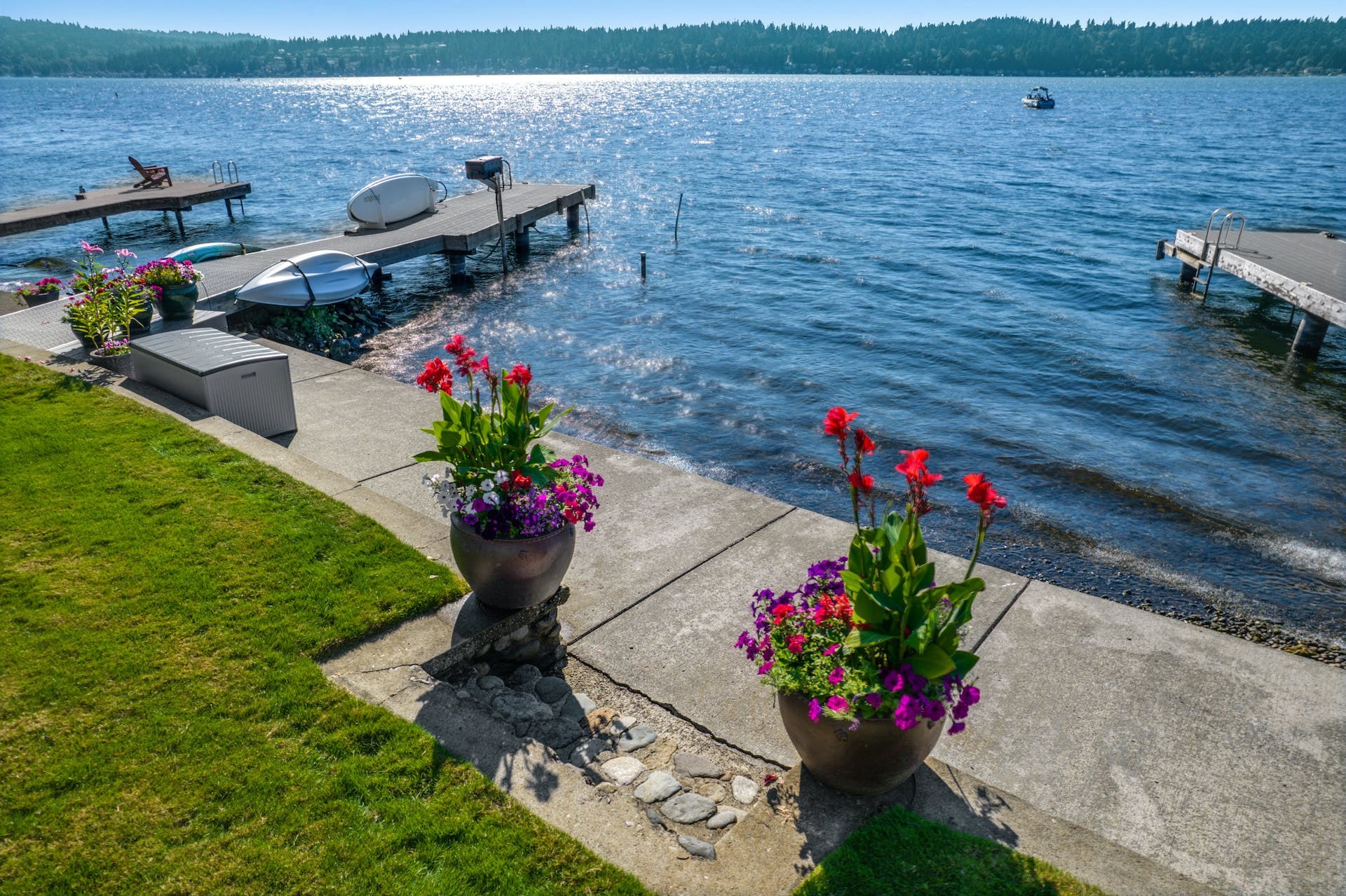 Property Photo:  1317 E Lake Sammamish Shore Lane SE  WA 98075 