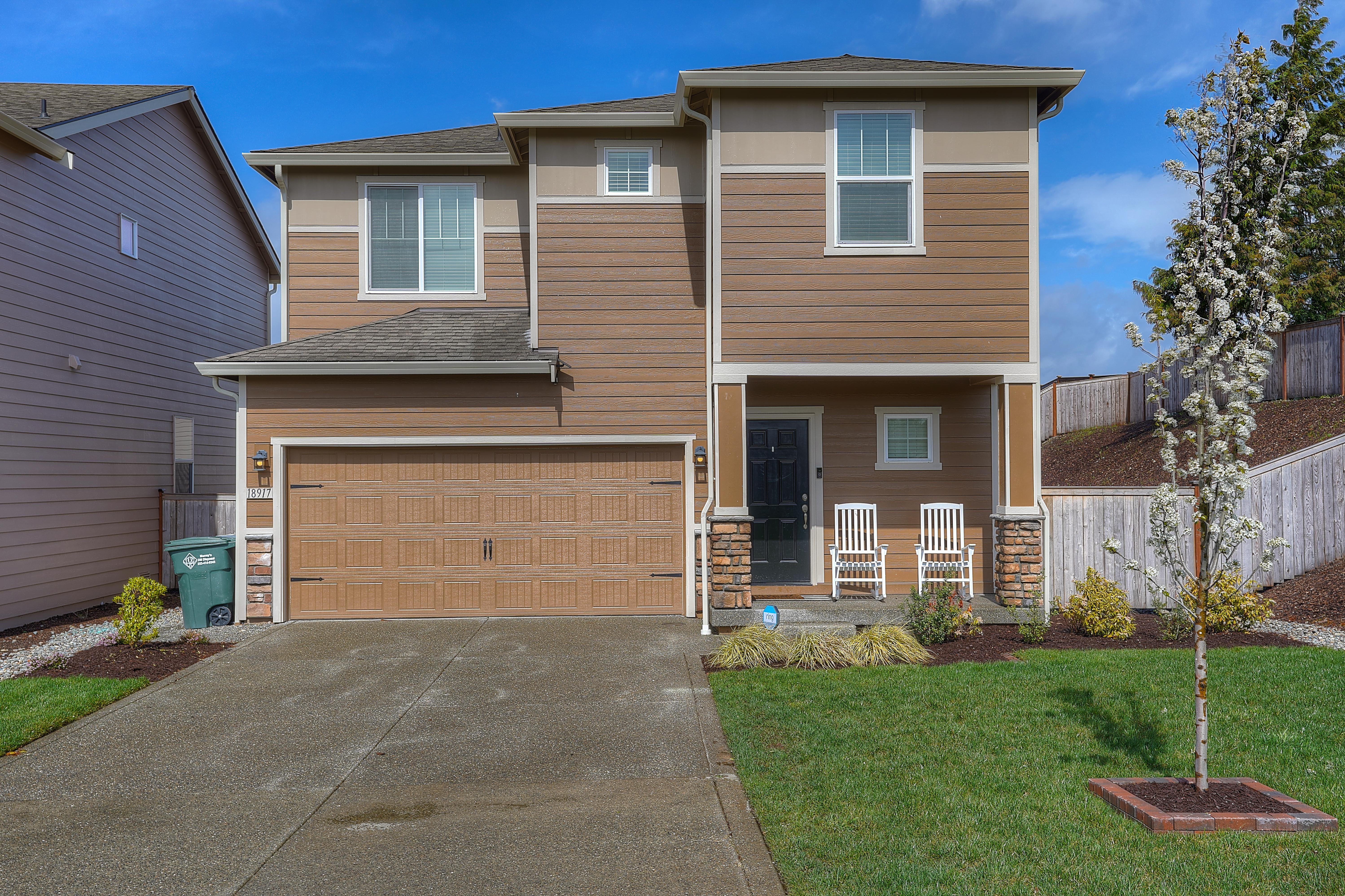 Property Photo:  18917 Lipoma Avenue E  WA 98374 