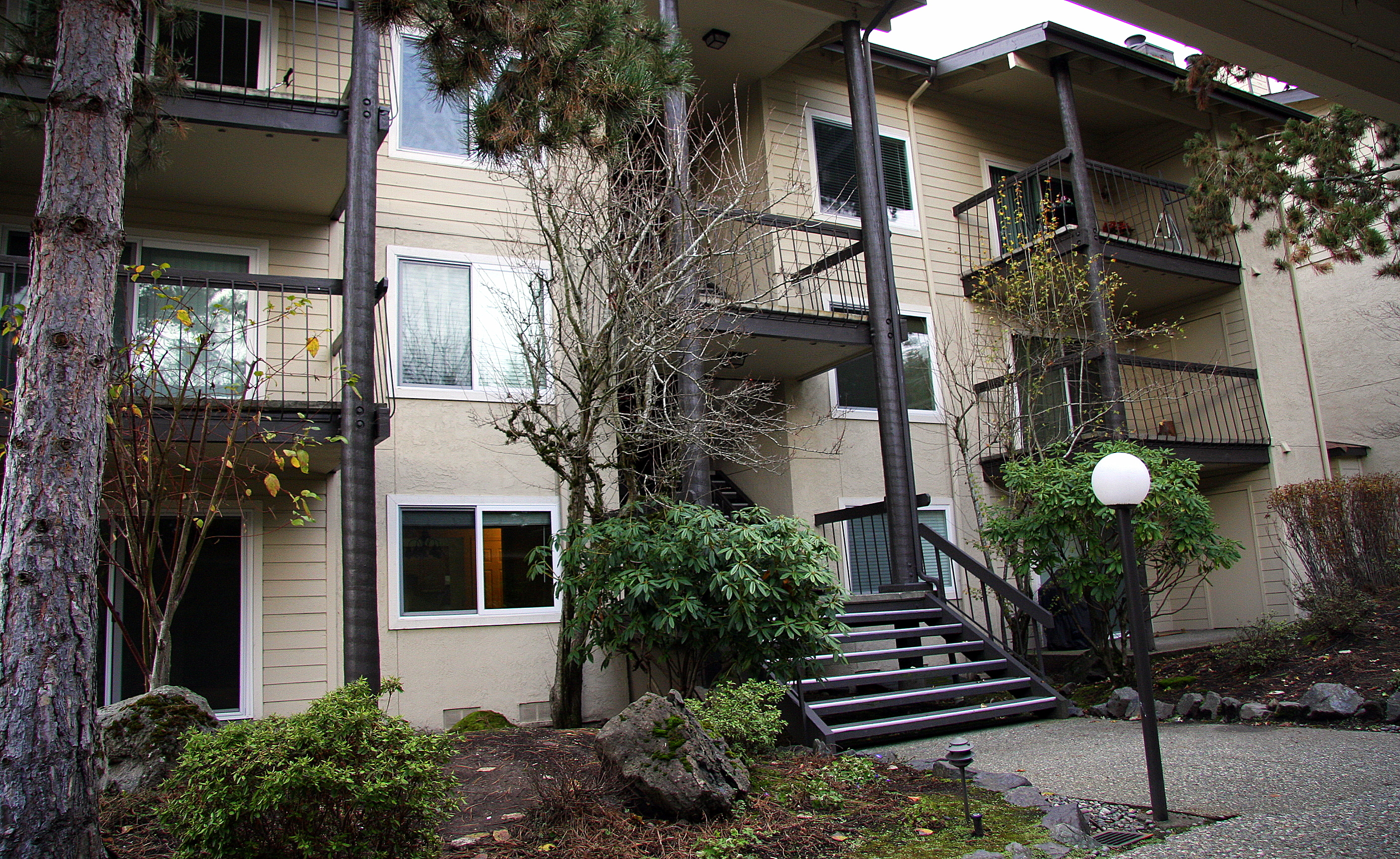 Property Photo:  13616 NE 7th St E-1  WA 98005 