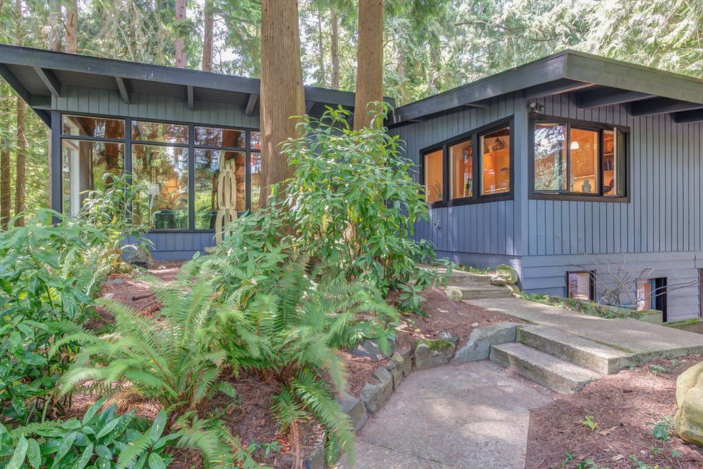 Property Photo:  835 Mt Park Blvd SW  WA 98027 