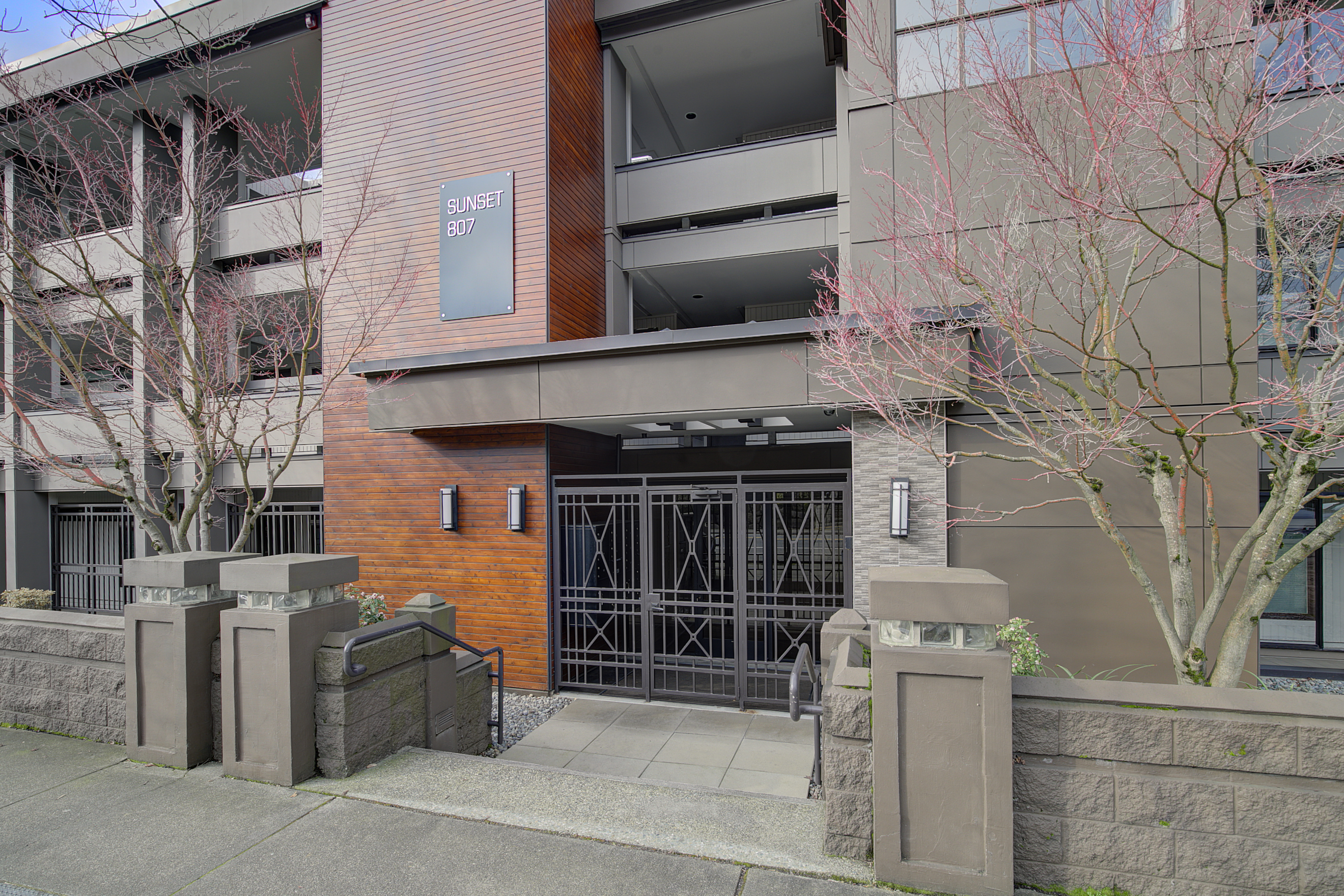 Property Photo:  807 Lake Street S 203  WA 98033 