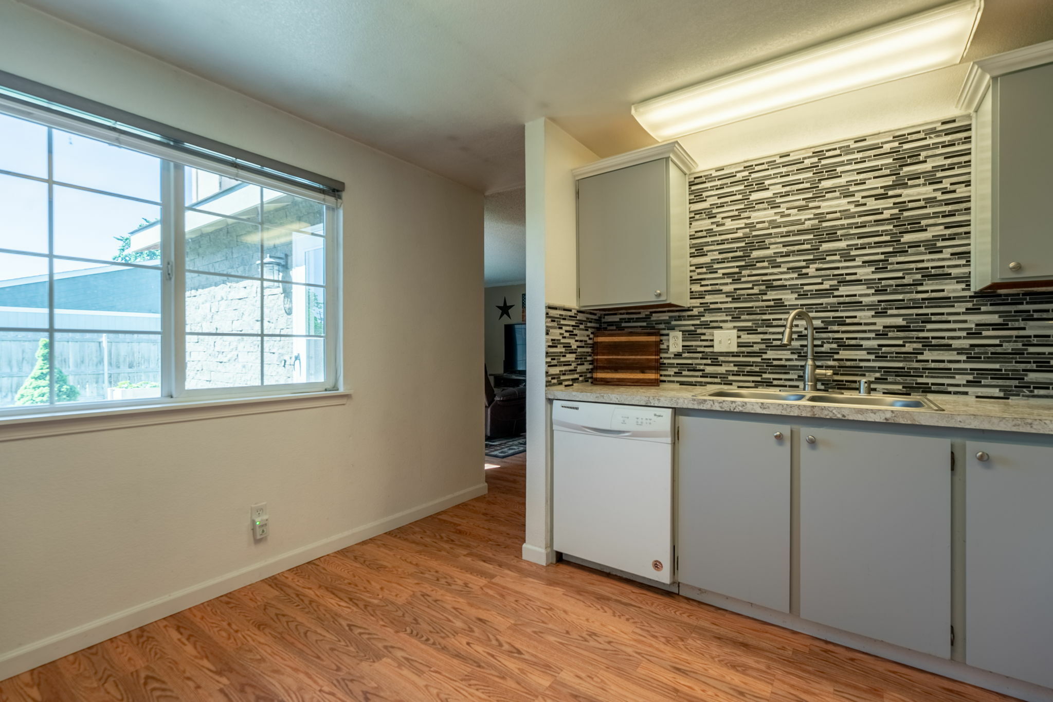 Property Photo: 404 S Quillan Pl WA 99336