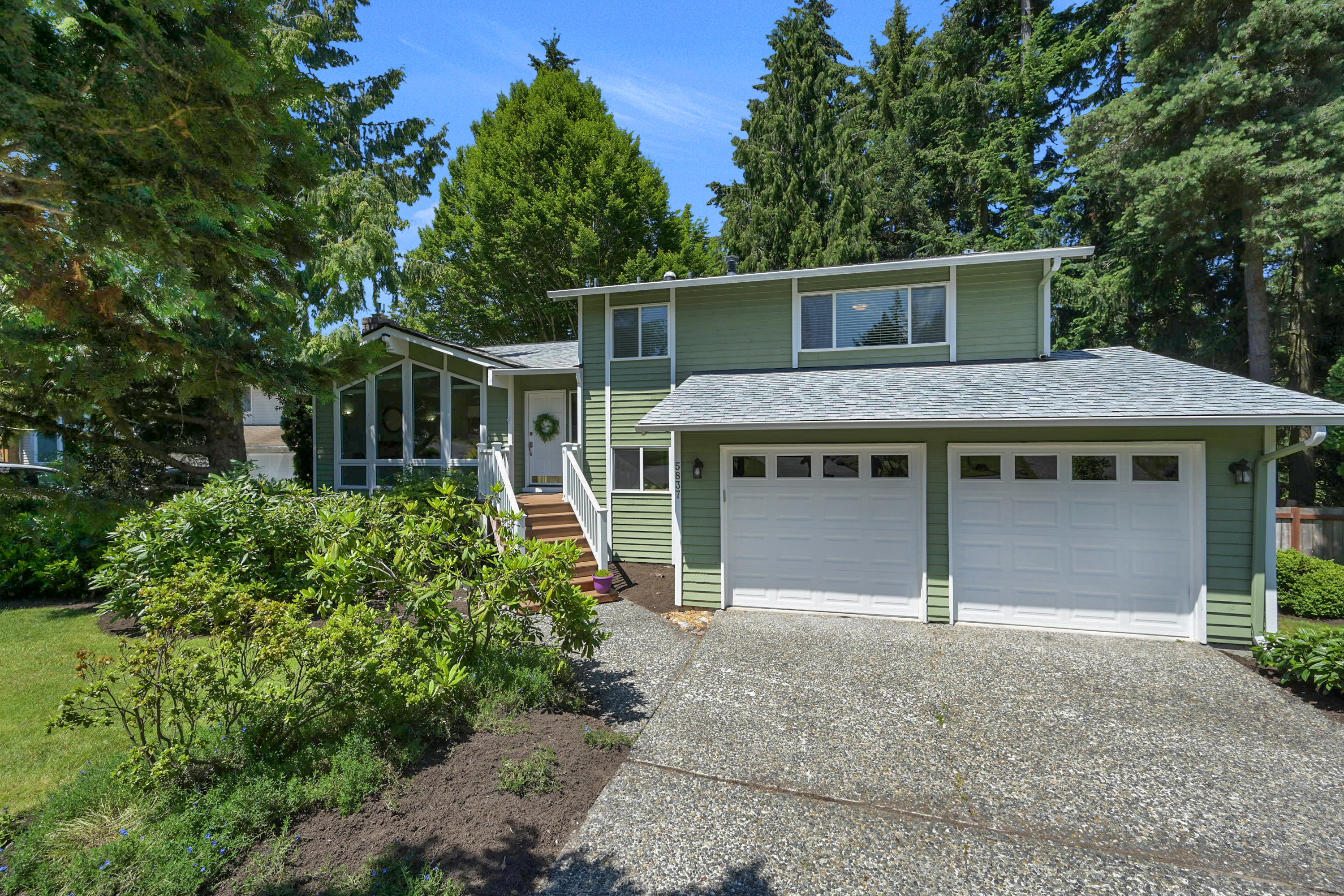 Property Photo:  5837 112th Place NE  WA 98033 