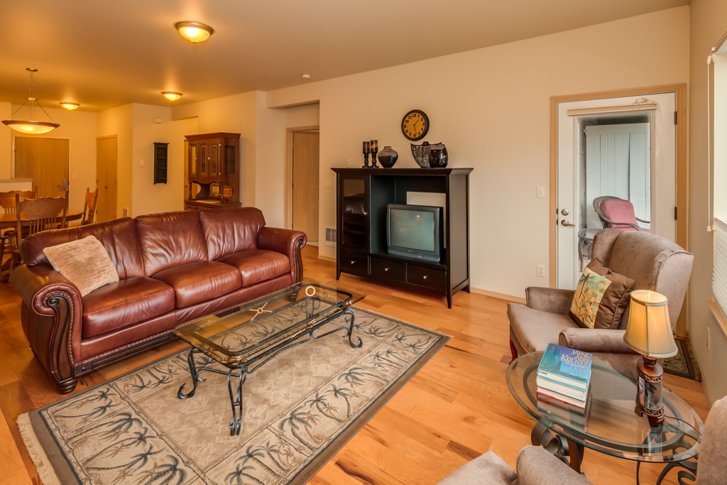 Property Photo: Living room 500 Darby Dr 103 WA 98226