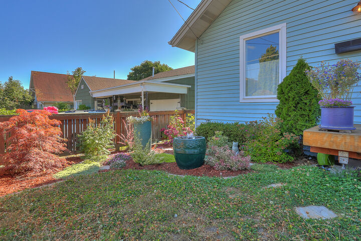 Property Photo: Front 6759 16th Ave NW WA 98117