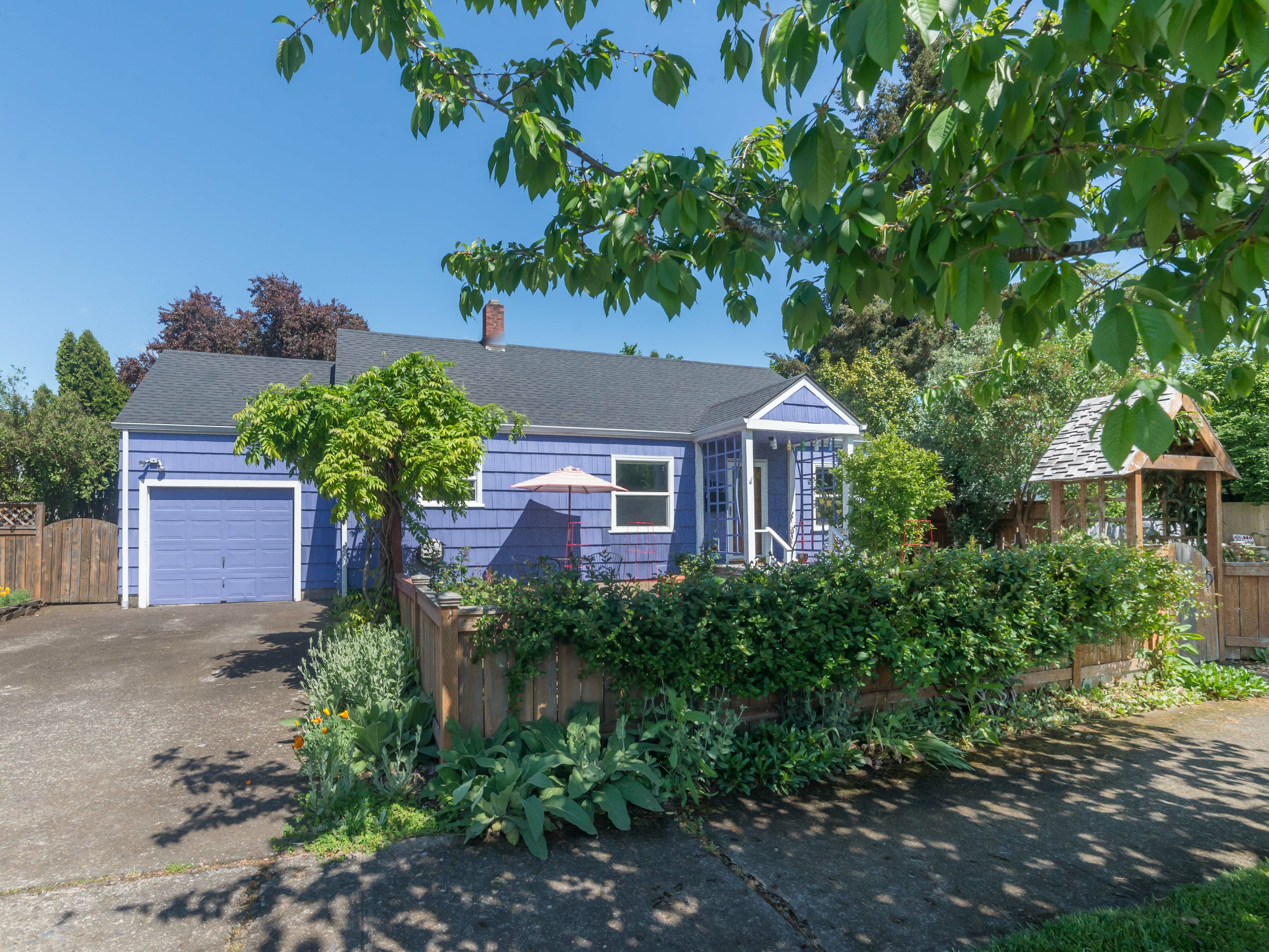 Property Photo:  1055 W 13th Ave  OR 97402 