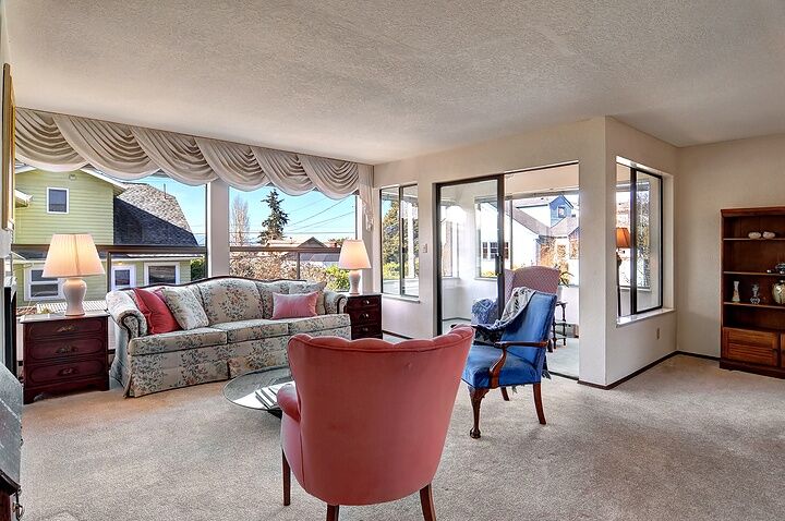 Property Photo: Inviting living room 5711 Phinney Avenue N 103 WA 98103
