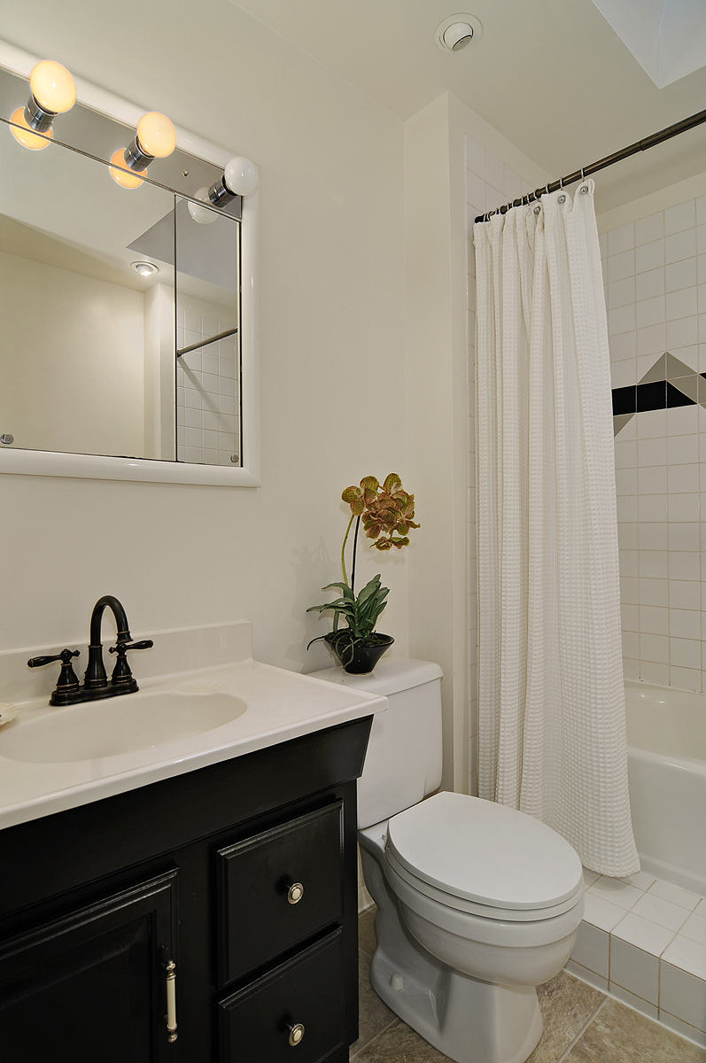 Property Photo: Bedrooms & bathroom 326 NE 55th Street  WA 98105 