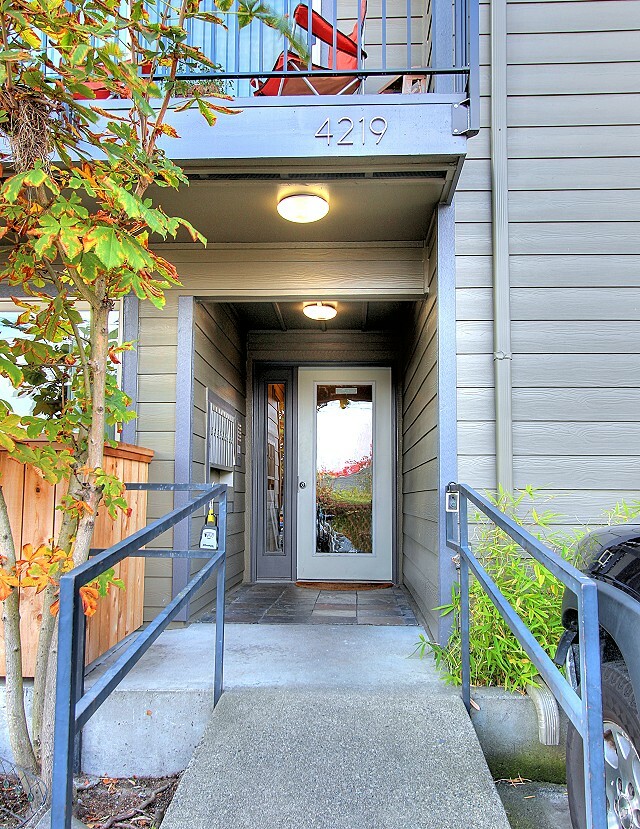 Property Photo:  4219 Whitman Ave N 1  WA 98103 