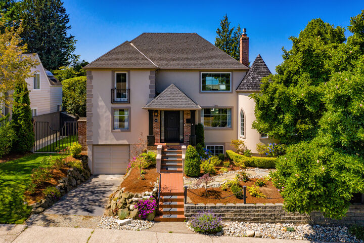 Property Photo: 3255 W Viewmont Way W WA 98199