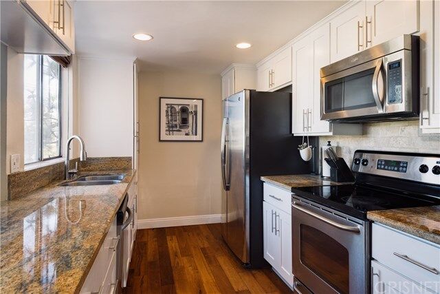 Property Photo:  725 S Barrington Ave Apt 302 CA 90049 