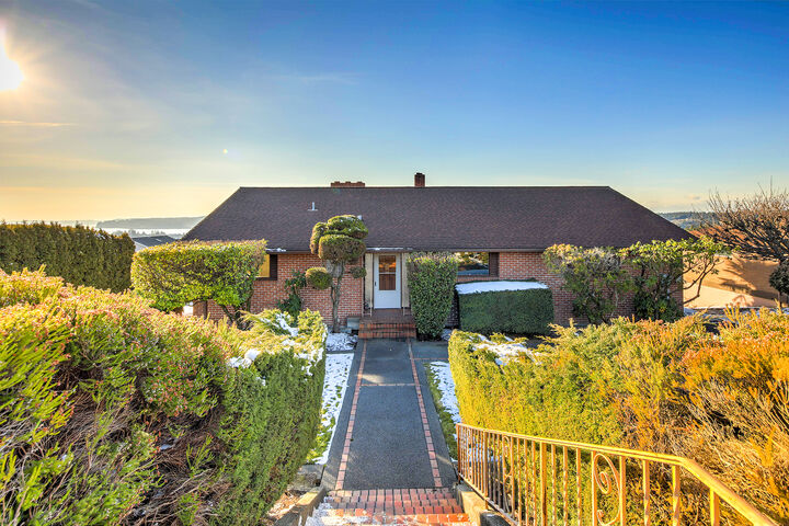 Property Photo:  976 Karl Johan Ave  WA 98465 