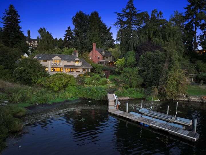 Property Photo:  3335  43rd Avenue NE  WA 98105 