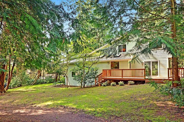 Property Photo: Beachcres 10001 NE Beachcrest Dr  WA 98110 