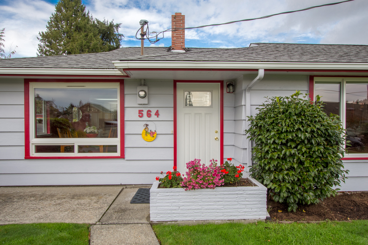 Property Photo:  564 NE Ryen St  WA 98370 