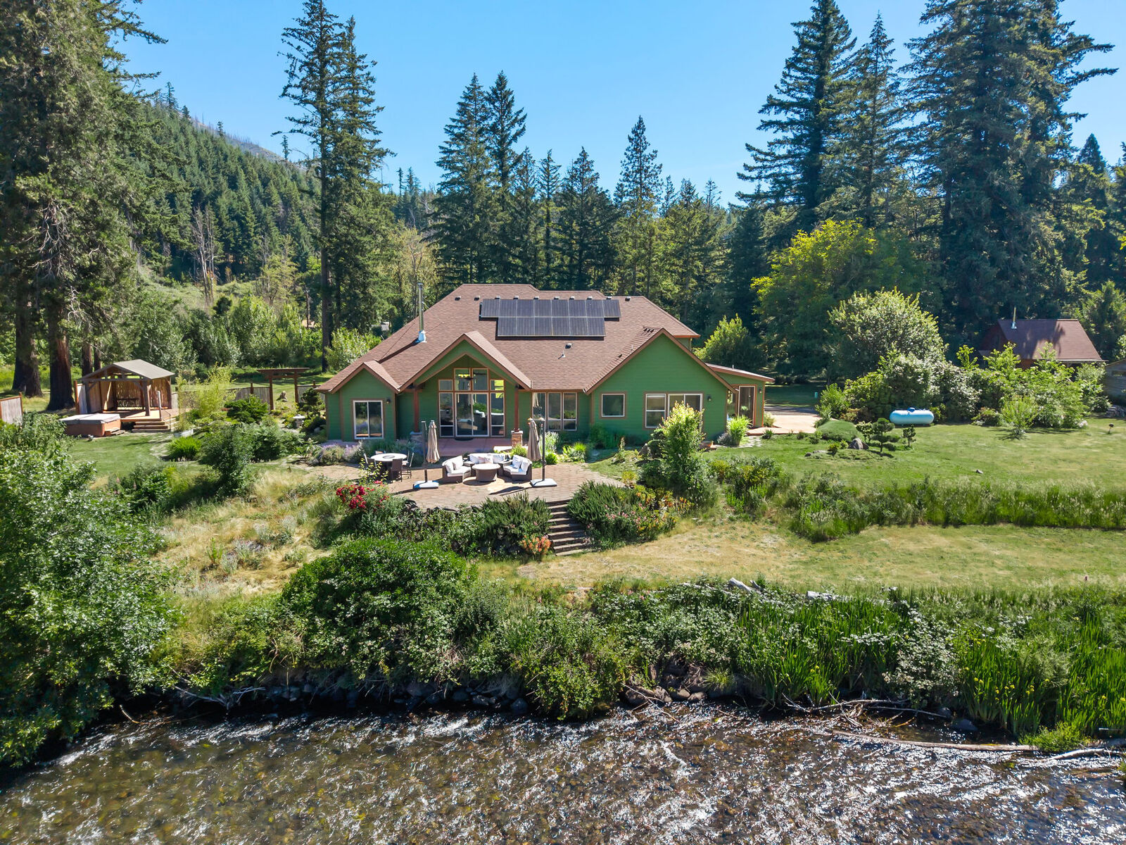 Property Photo: 49164 McKenzie Hwy OR 97488