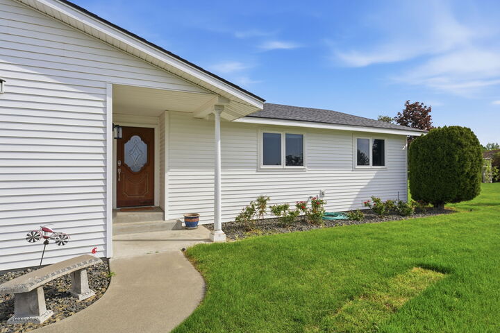 Property Photo:  4009 Desert Ct  WA 99301 