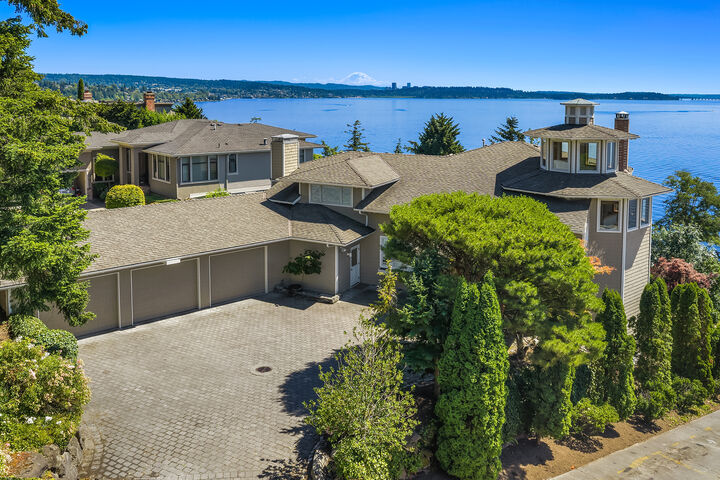 Property Photo:  8203 NE Juanita Drive  WA 98033 