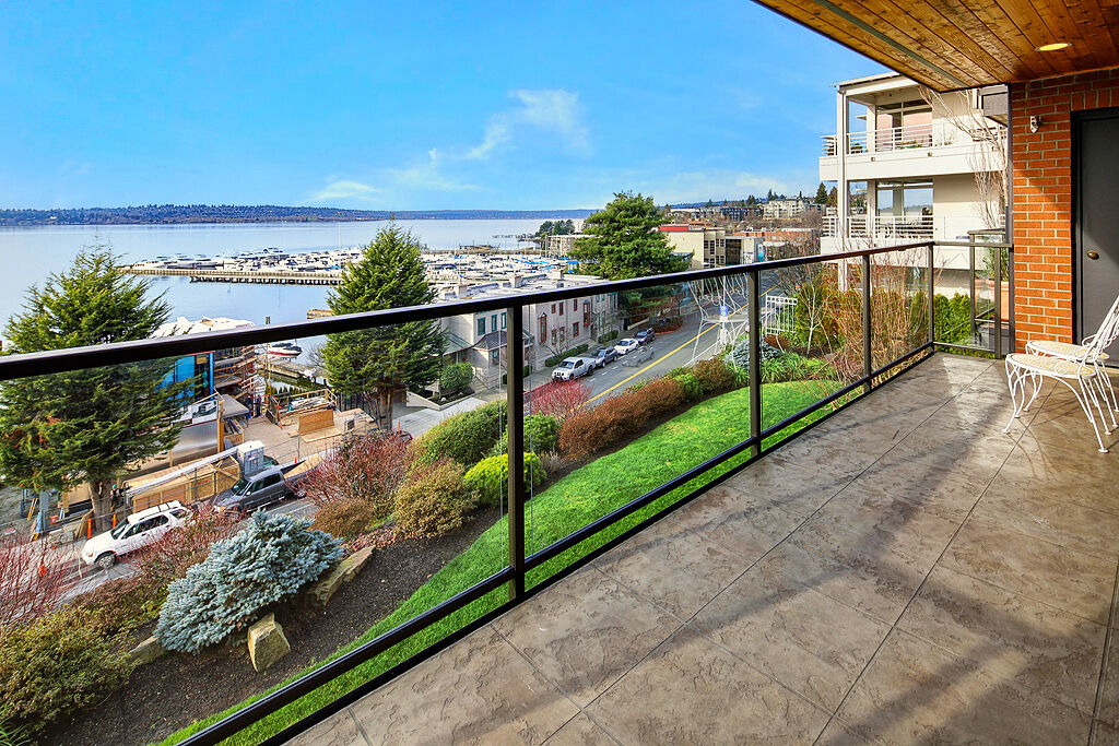 Property Photo:  311 2nd St S 202  WA 98033 