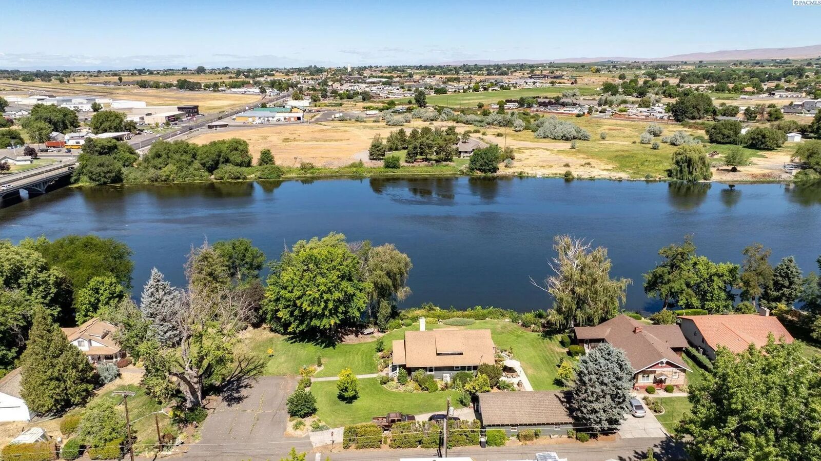 Property Photo:  106 7th St  WA 99350 
