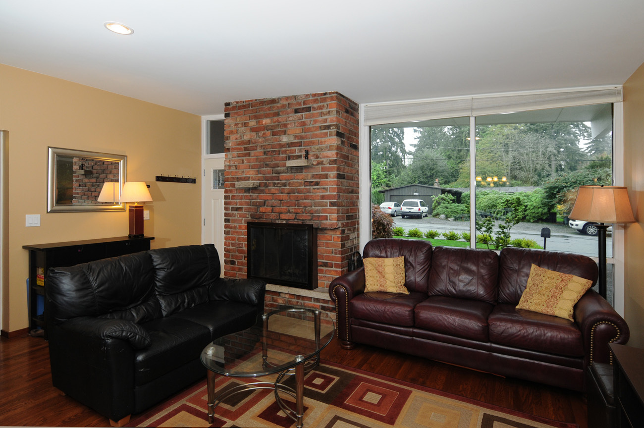 Property Photo: Living & dining room 3726 90 Ave SE  WA 98040 